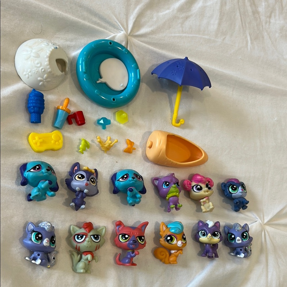 Lot of 25 Hasbro Littlest Pet Shop Pets and Assorted Accessories.